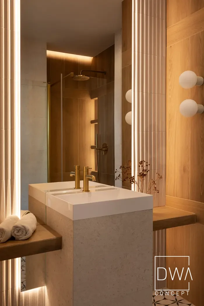 Umywalka na kamiennym cokole z żeberkowaną ścianą - apartament w Krakowie