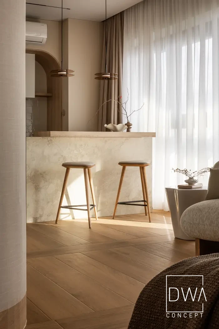 Strefa barowa z lampami wiszącymi i stołkami - apartament w Krakowie